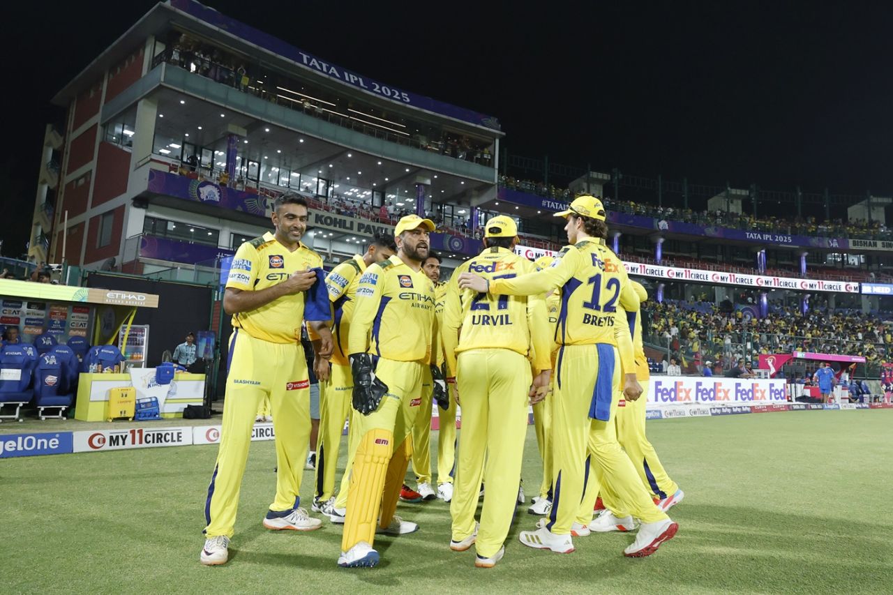 MS Dhoni has a word with his team before they walk out, Chennai Super Kings vs Rajasthan Royals, IPL 2025, Delhi, May 20, 2025