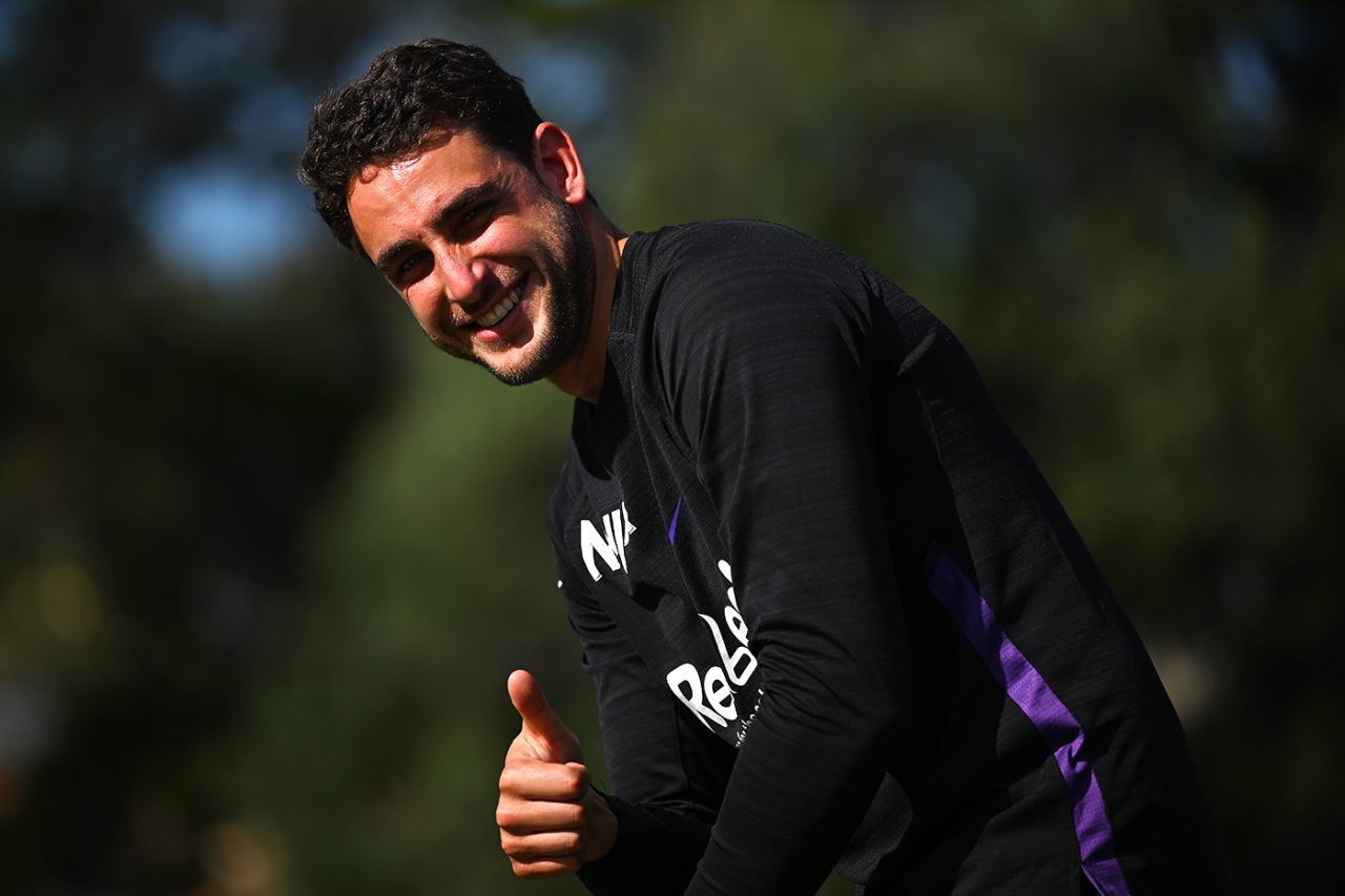 Peter Hatzoglou gives a thumbs-up, Hobart Hurricanes vs Sydney Thunder, BBL final, Hobart, January 27, 2025