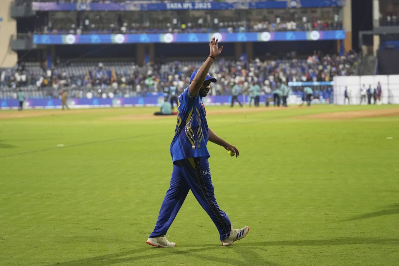 Rohit Sharma thanks the Mumbai crowd after Mumbai Indians' last home game, IPL 2025, Mumbai, May 21, 2025
