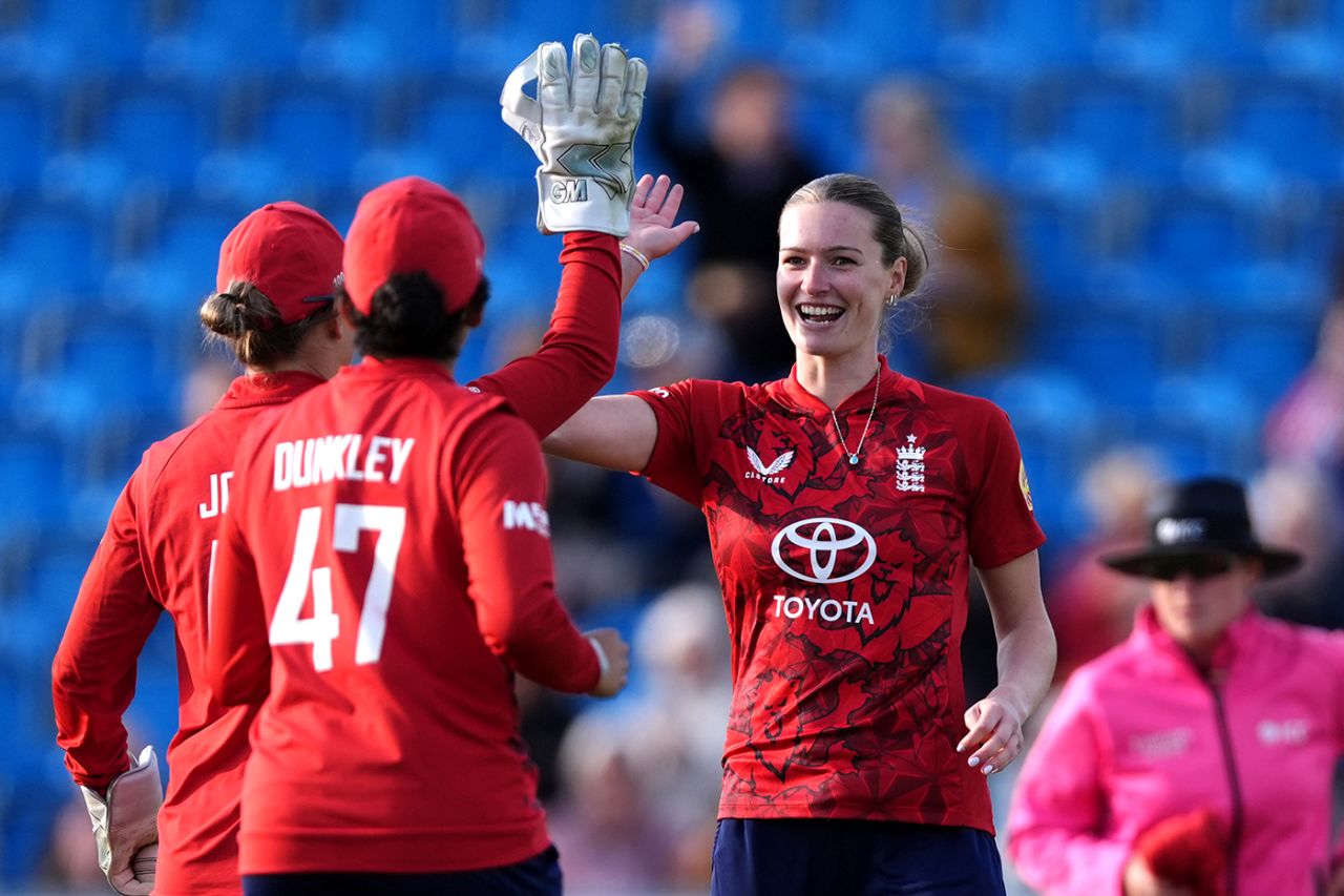 Lauren Bell made the initial breakthrough, England vs West Indies, 2nd women's T20I, Hove, May 23, 2025