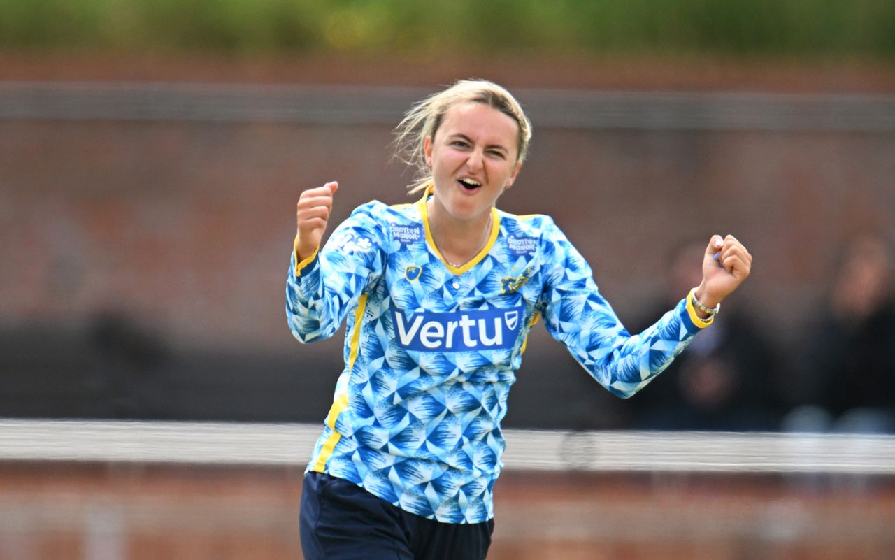 Hannah Baker claimed 3 for 25, Surrey vs Warwickshire, Women's T20 County Cup semi-final, Taunton, May 26, 2025