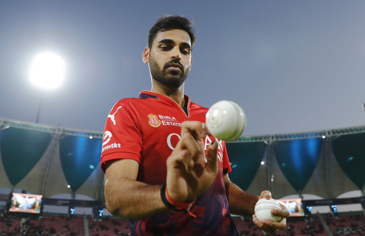 Bhuvneshwar Kumar selects the ball for RCB, Lucknow Super Giants vs Royal Challengers Bengaluru, IPL 2025, Lucknow, May 27, 2025