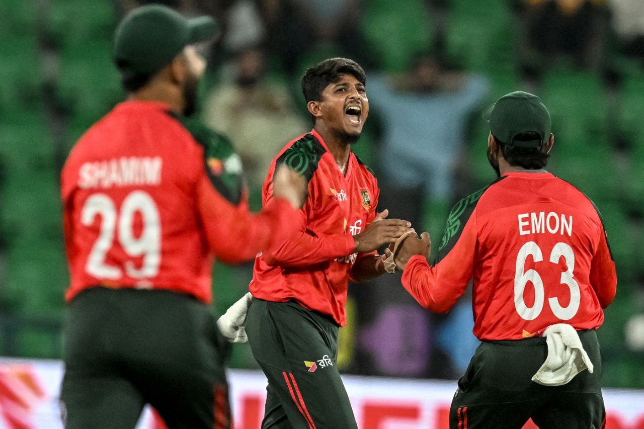 Mahedi Hasan celebrates with his team-mates after dismissing Saim Ayub, Pakistan vs Bangladesh, 1st T20I, Lahore, May 28, 2025