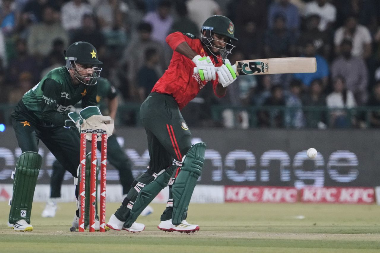Hasan Nawaz's got to his fifty in the final over, Pakistan vs Bangladesh, 2nd T20I, Lahore, 30 May, 2025