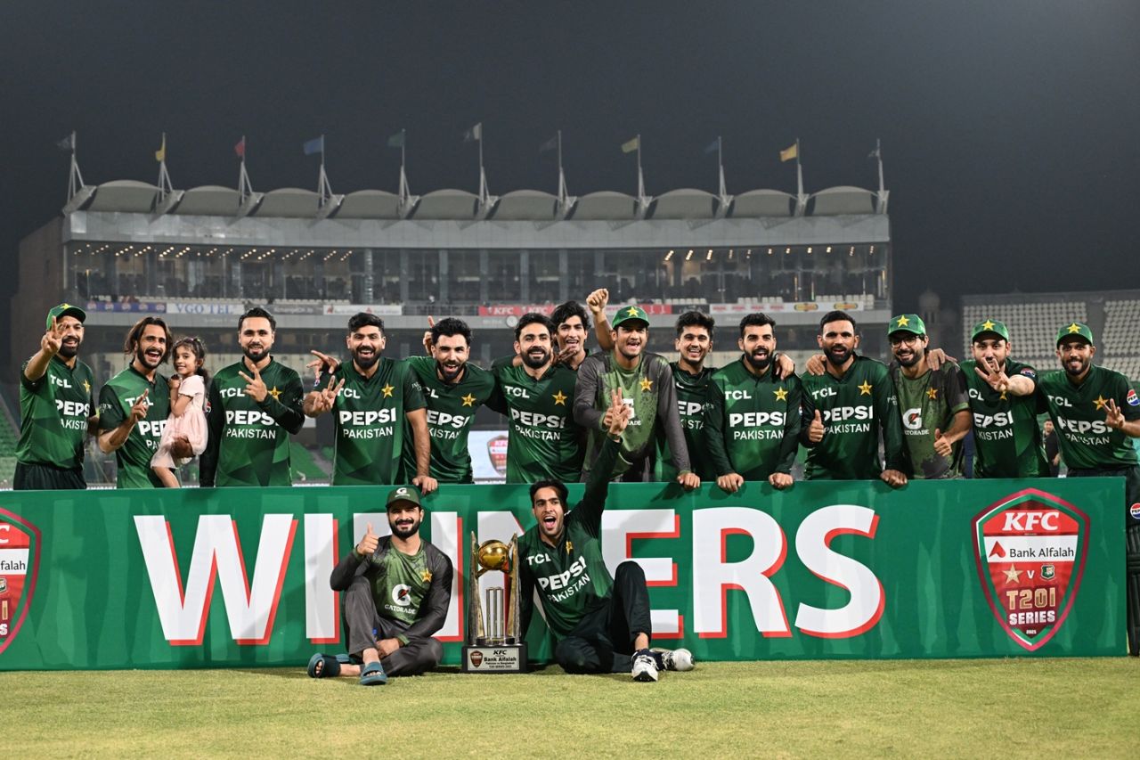 The Pakistan players pose with the trophy, Pakistan vs Bangladesh, 3rd T20I, Lahore, June 1, 2025