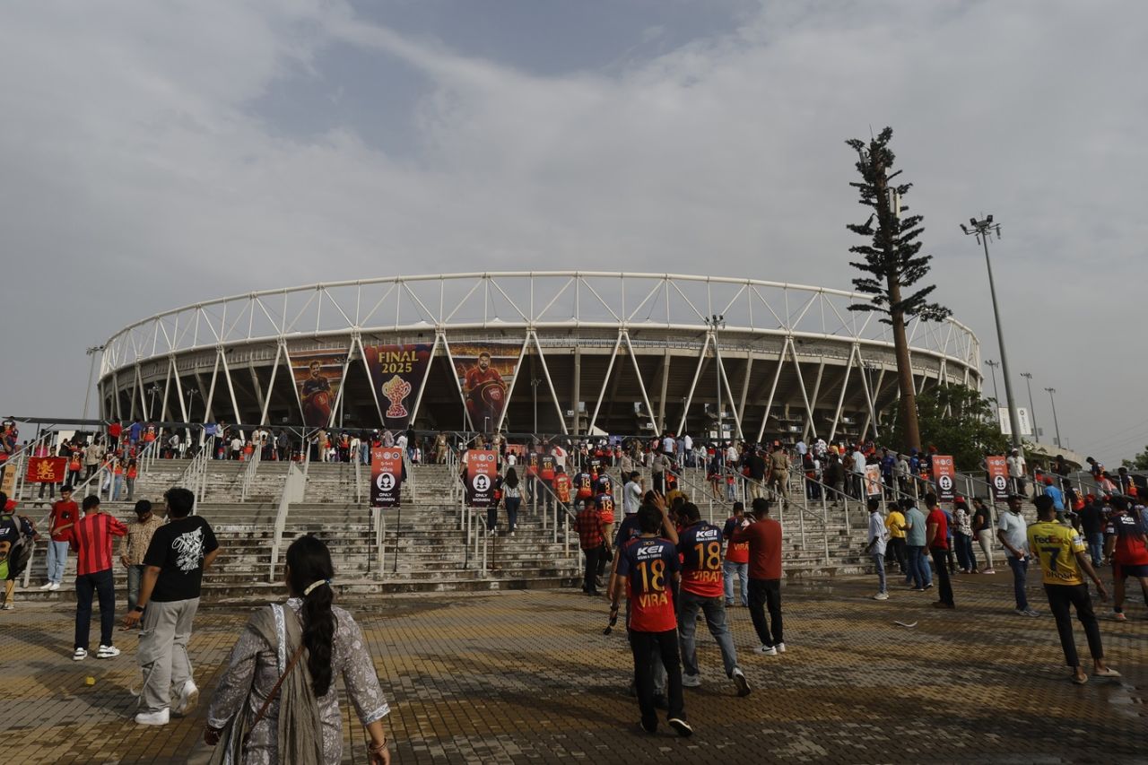 The early birds make their way into the stadium, Royal Challengers Bengaluru vs Punjab Kings, IPL, final, Ahmedabad, June 3, 2025