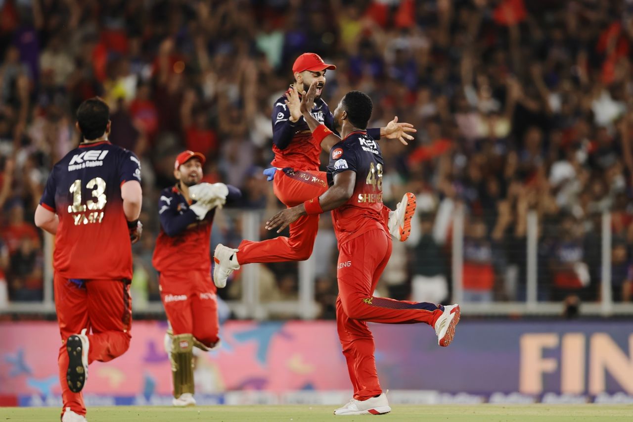 Romario Shepherd and Virat Kohli celebrate Shreyas Iyer's fall, Royal Challengers Bengaluru vs Punjab Kings, IPL, final, Ahmedabad, June 3, 2025