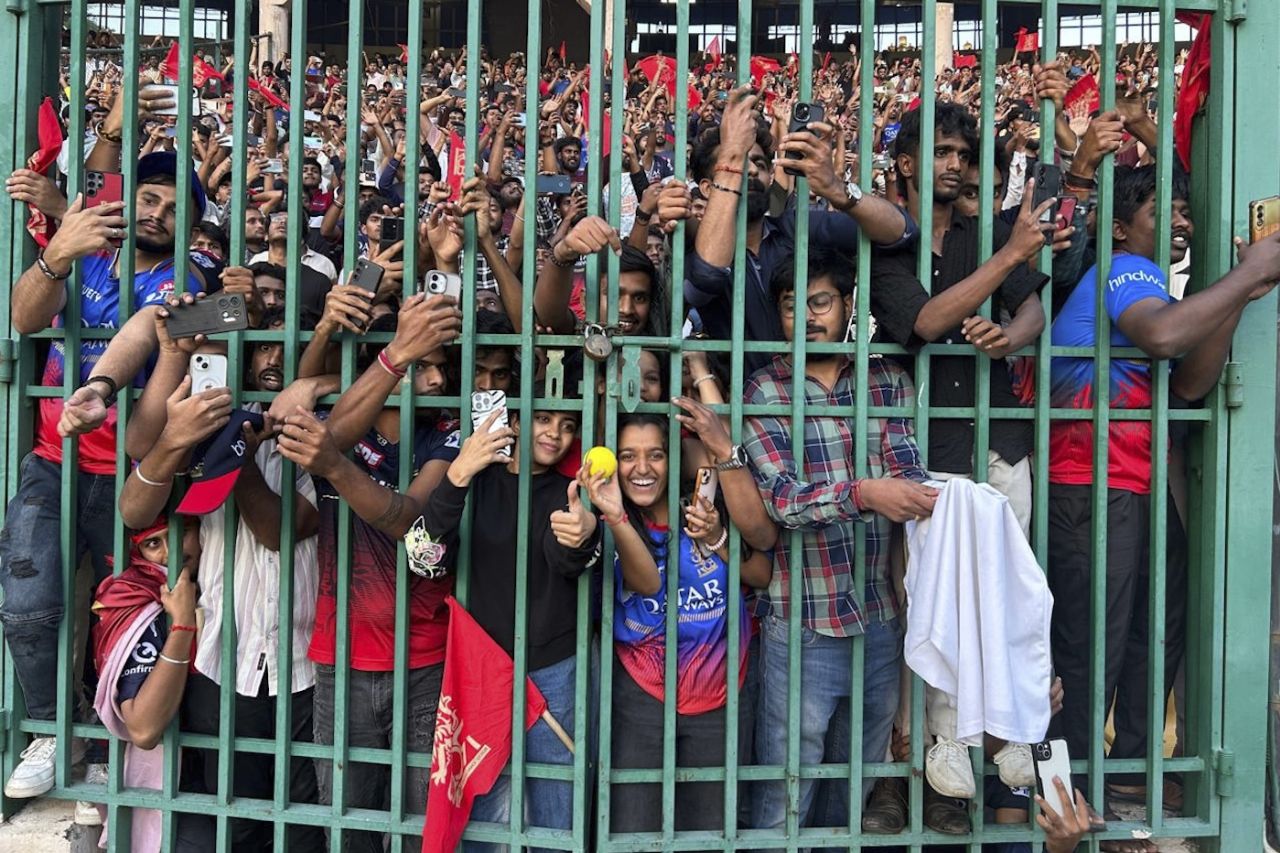 RCB fans turned up in big numbers to get a piece of the players, Bengaluru, June 4, 2025