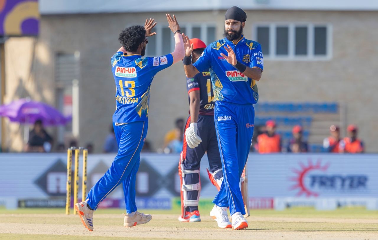 Gurjapneet Singh celebrates a wicket with Karthik Meiyappan, Siechem Madurai Panthers vs SKM Salem Spartans, TNPL 2025, Coimbatore, June 8, 2025
