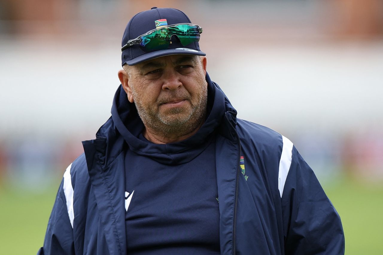 Shukri Conrad oversees South Africa's training session, Lord's, June 10, 2025