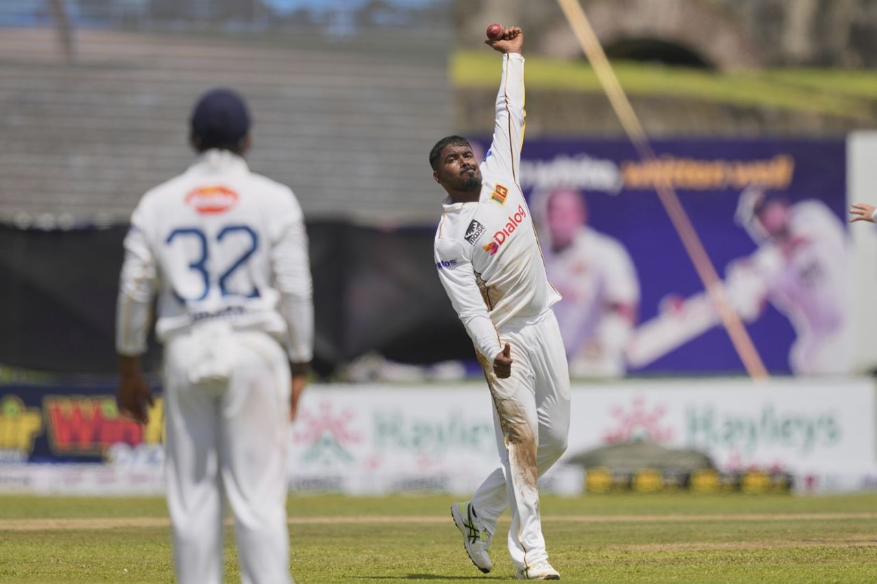 After 15.5 overs of offspin, Tharindu Rathnayake bowled his first left-arm spin in Test cricket, Sri Lanka vs Bangladesh, 1st Test, Galle, first day, June 17, 2025