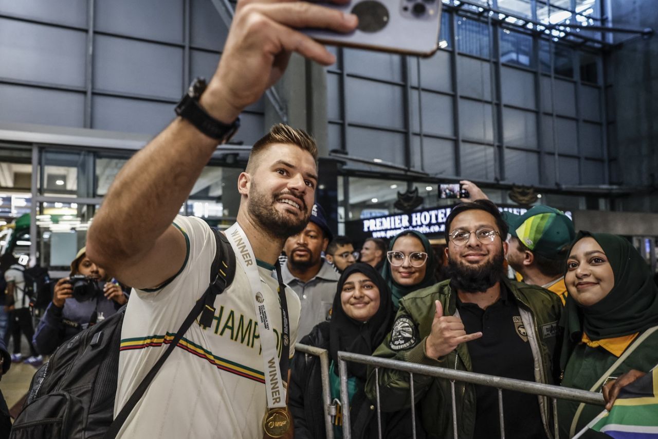 Aiden Markram takes a selfie with fans, Tambo International Airport, Kempton Park, June 18, 2025