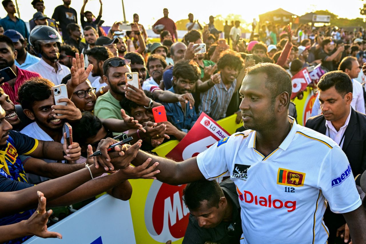 Angelo Mathews meets and greets fans after his final Test, Sri Lanka vs Bangladesh, 1st Test, Galle, 5th day, June 21, 2025