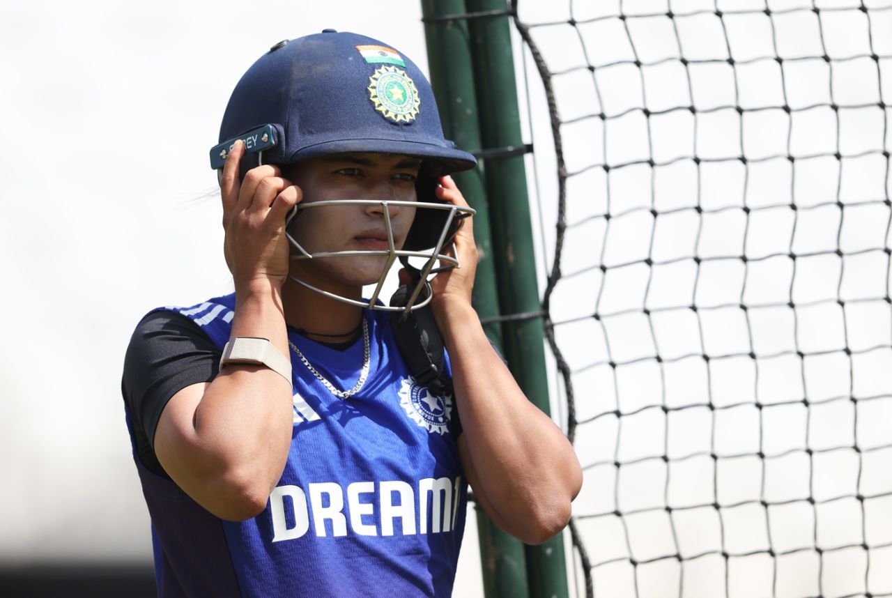 Amanjot Kaur gets ready to bat, England vs India, 1st Women's T20I, Nottingham, June 27, 2025