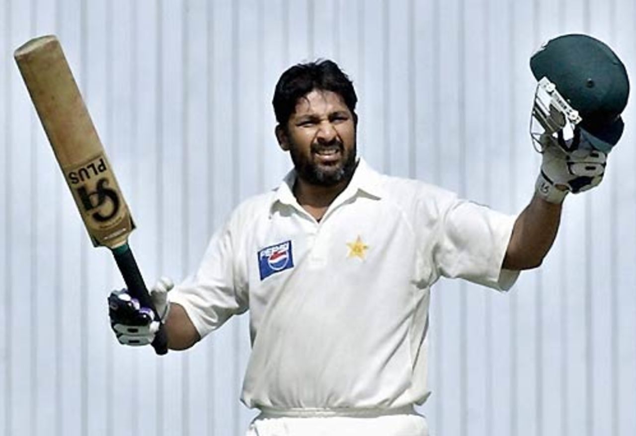 Inzamam-ul-Haq aknowledges the crowd applause, Pakistan v Sri Lanka, 2nd Test, Karachi, 3rd day, October 30, 2004