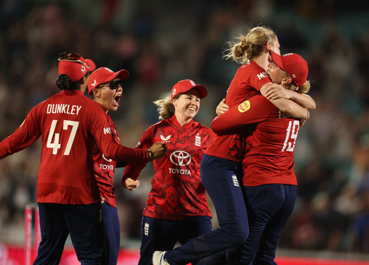 England celebrate after Lauren Bell closed out the third T20I, England vs India, 3rd women's T20I, The Oval, July 4, 2025
