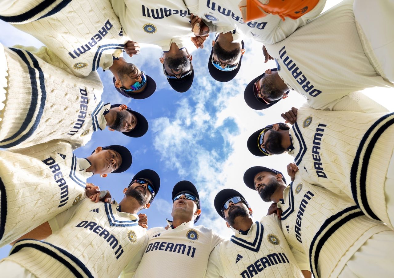 Shubman Gill speaks to his team in a huddle on the final day, England vs India, 2nd Test, 5th day, Birmingham, July 6, 2025