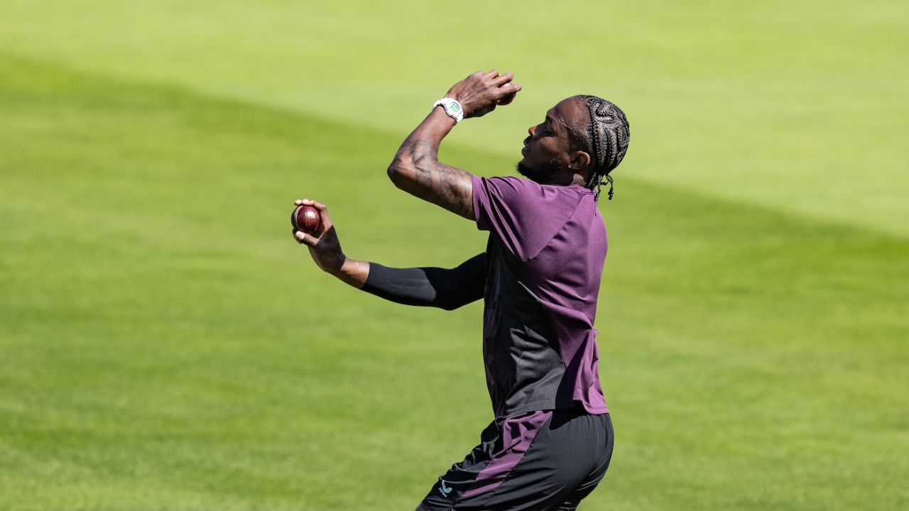Jofra Archer warms up with a bowl before the toss, England vs India, 3rd Test, Lord's, London, 1st day, July 10, 2025