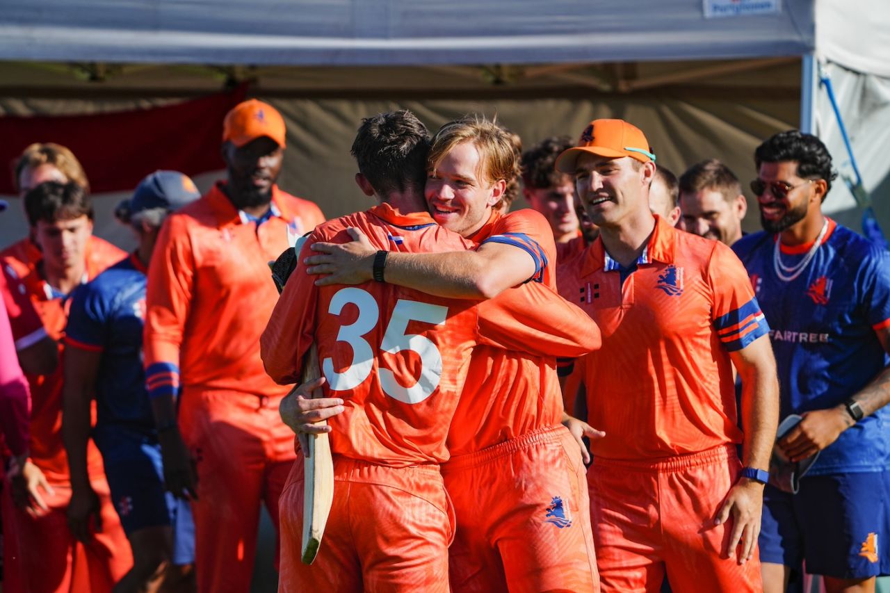 Bas de Leeded welcomes Scott Edwards back after the game, Italy vs Netherlands, ICC Men's T20 World Cup Europe Region Final, The Hague, July 11, 2025