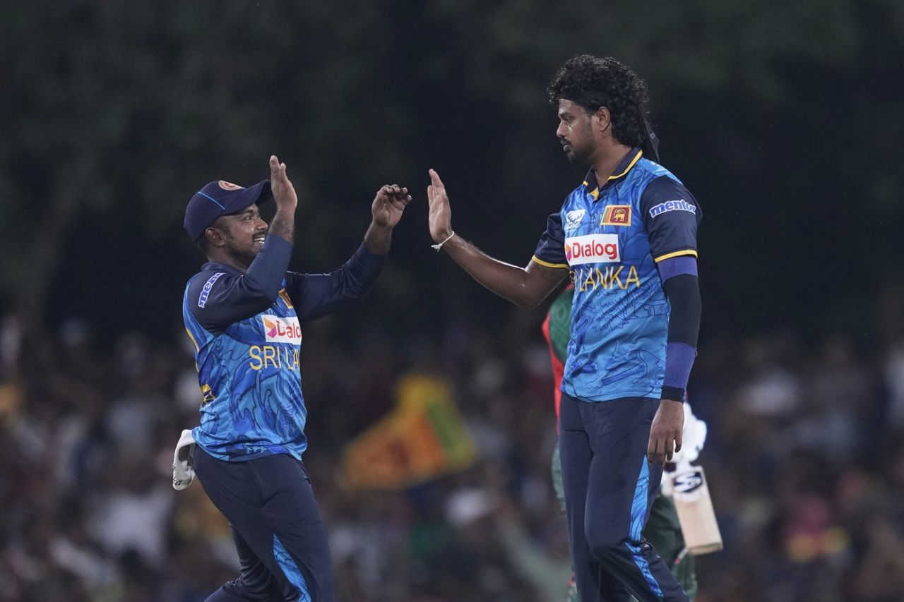 Binura Fernando celebrates a wicket with Charith Asalanka, Sri Lanka vs Bangladesh, 2nd T20I, Dambulla, July 13, 2025