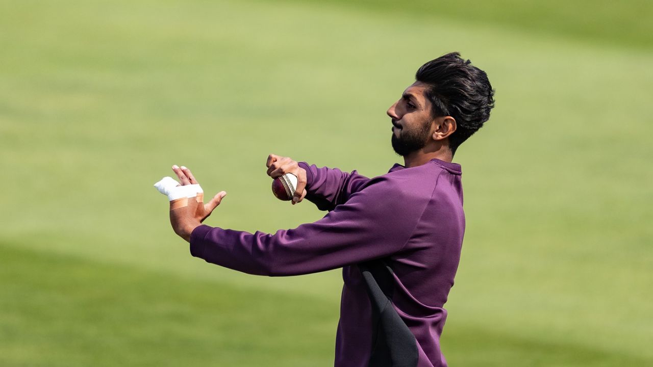 Shoaib Bashir bowls with a heavily strapped left hand, England vs India, 3rd Test, Lord's, fifth day, July 14, 2025