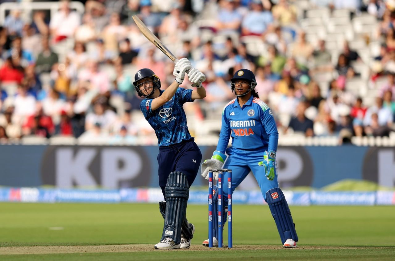 Amy Jones tonks one over Deepti Sharma's head, England vs India, 2nd women's ODI, Lord's, London, July 19, 2025