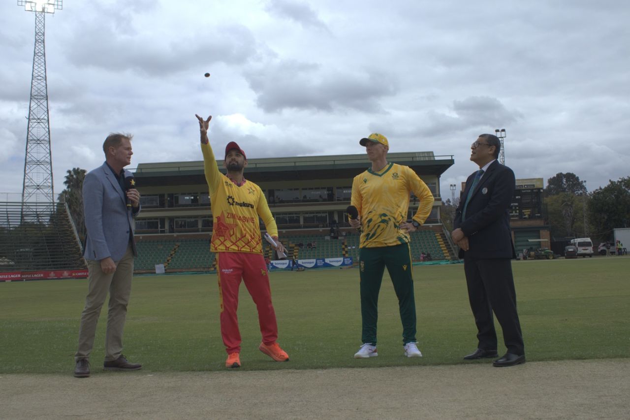 Sikandar Raza spins the coin, Rassie van der Dussen calls, Zimbabwe vs South Africa, Men's T20I tri-series, Harare, July 20, 2025