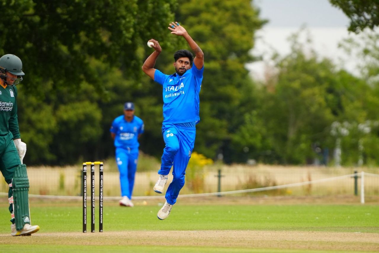 Crishan Kalugamage bowls, Guernsey vs Italy, ICC Men's T20 World Cup Europe Region Final, The Hague, July 5, 2025