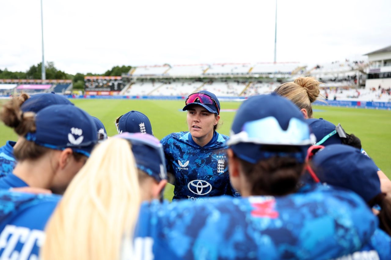 Nat Sciver-Brunt leads the talk in the huddle, England vs India, 3rd women's ODI, Durham, July 22, 2025