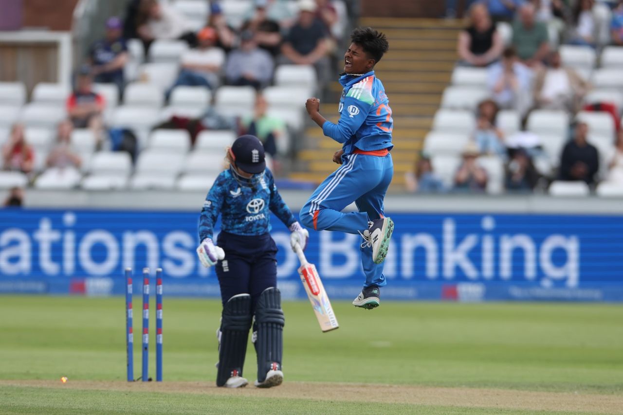 Kranti Goud made a mess of Tammy Beaumont's stumps, England vs India, 3rd women's ODI, Durham, July 22, 2025