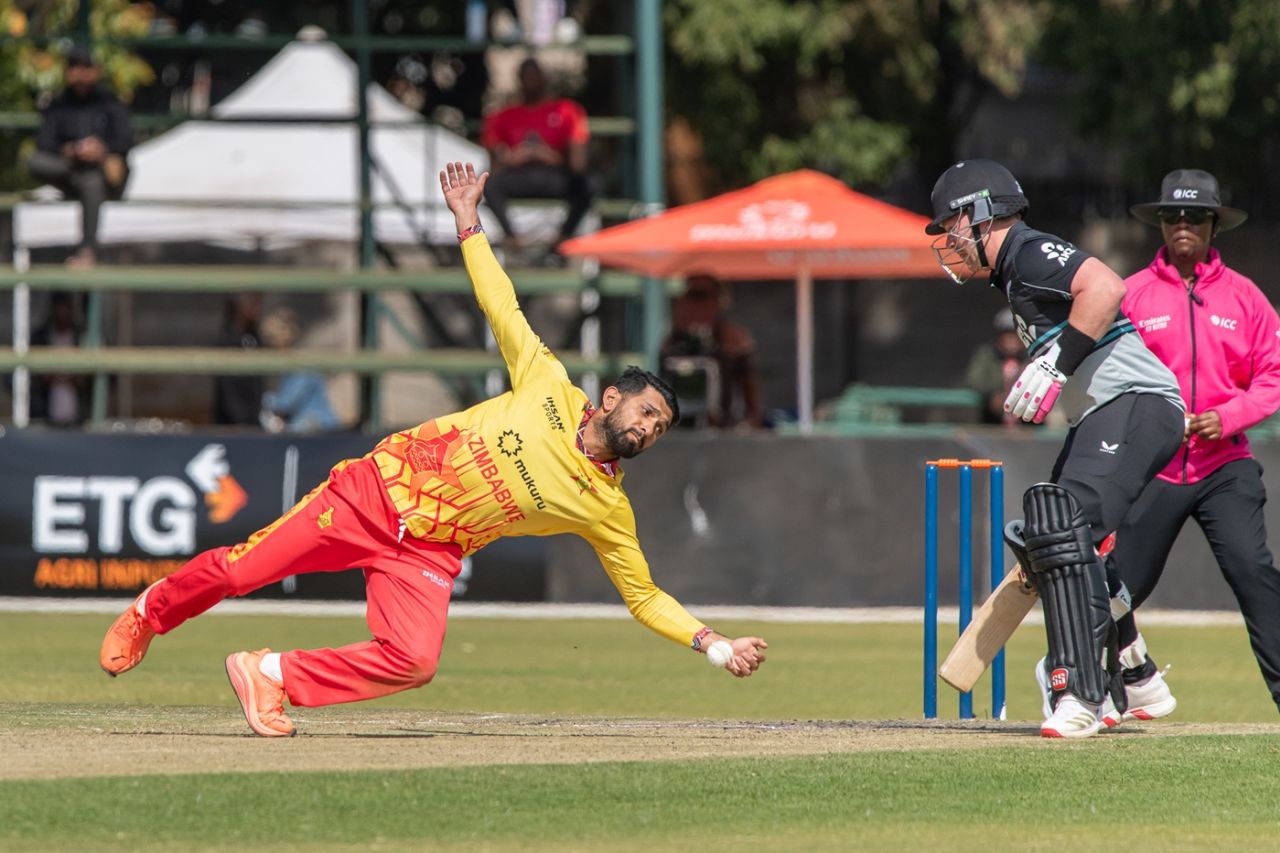 Sikandar Raza puts in an acrobatic effort off his own bowling, Zimbabwe vs New Zealand, Zimbabwe tri-series, Harare, July 24, 2025
