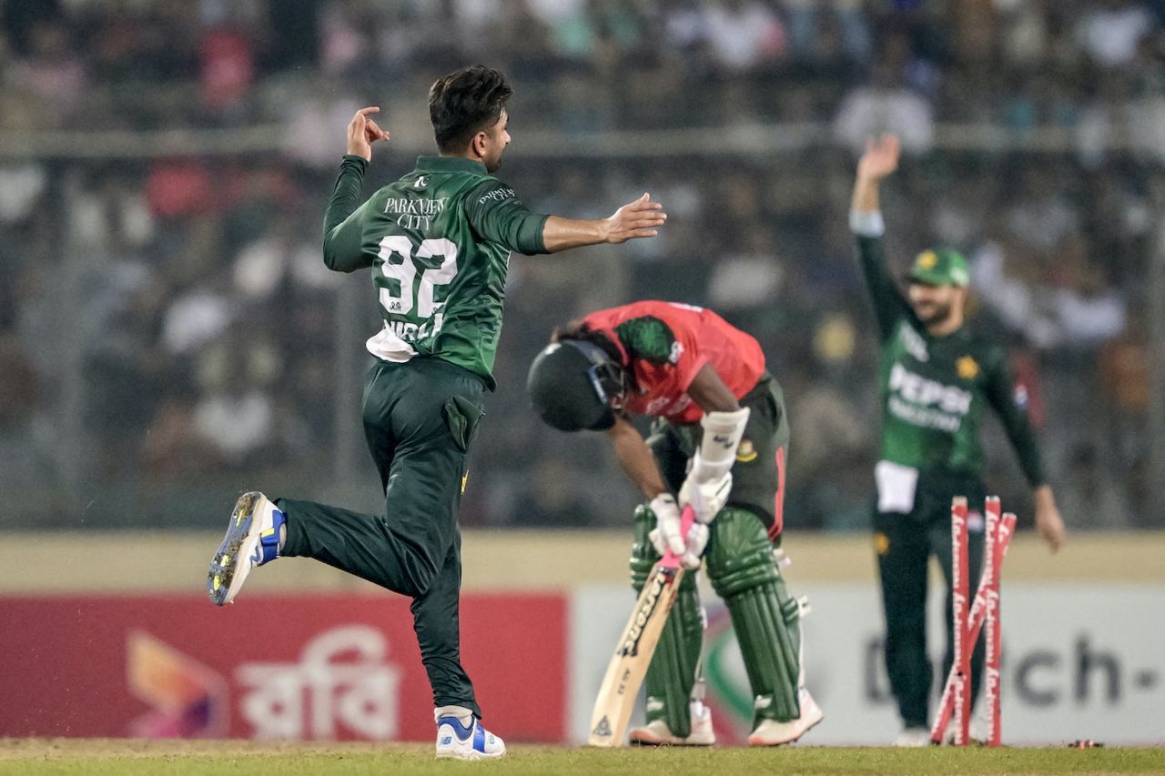 Salman Mirza rattled Jaker Ali's stumps, Bangladesh vs Pakistan, 3rd T20I, Mirpur, July 24, 2025