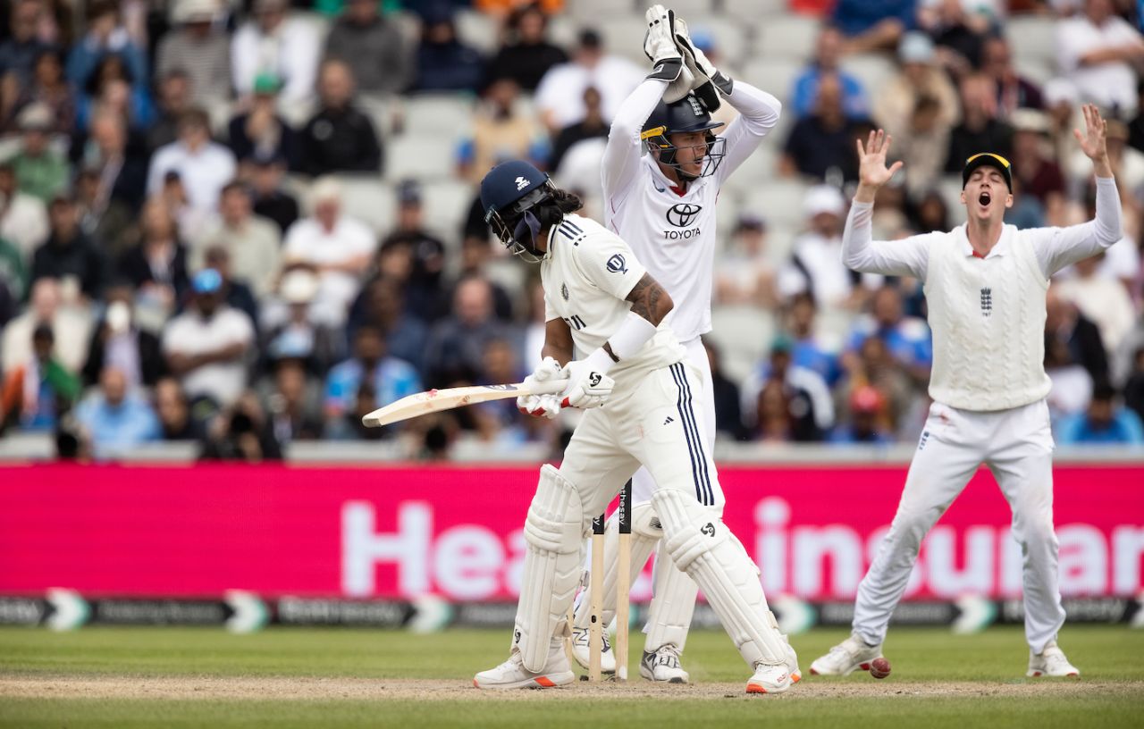 Jamie Smith and Harry Brook react to KL Rahul nearly chopping on, England vs India, 4th Test, Manchester, 4th day, July 26, 2025
