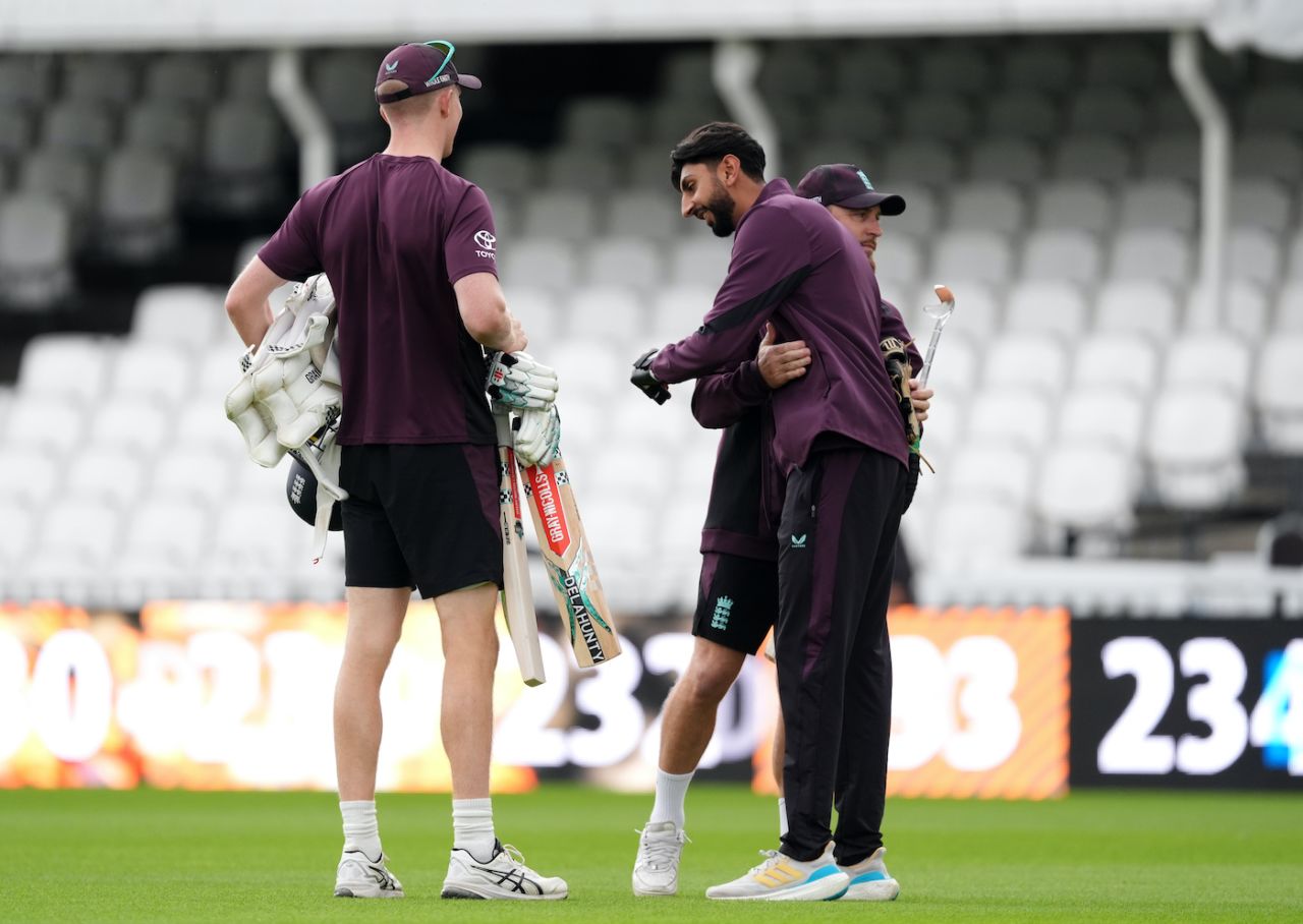 Shoaib Bashir, who has been ruled out of the series, met Brendon McCullum ahead of the final Test, England vs India, 5th Test, The Oval, London, July 30, 2025
