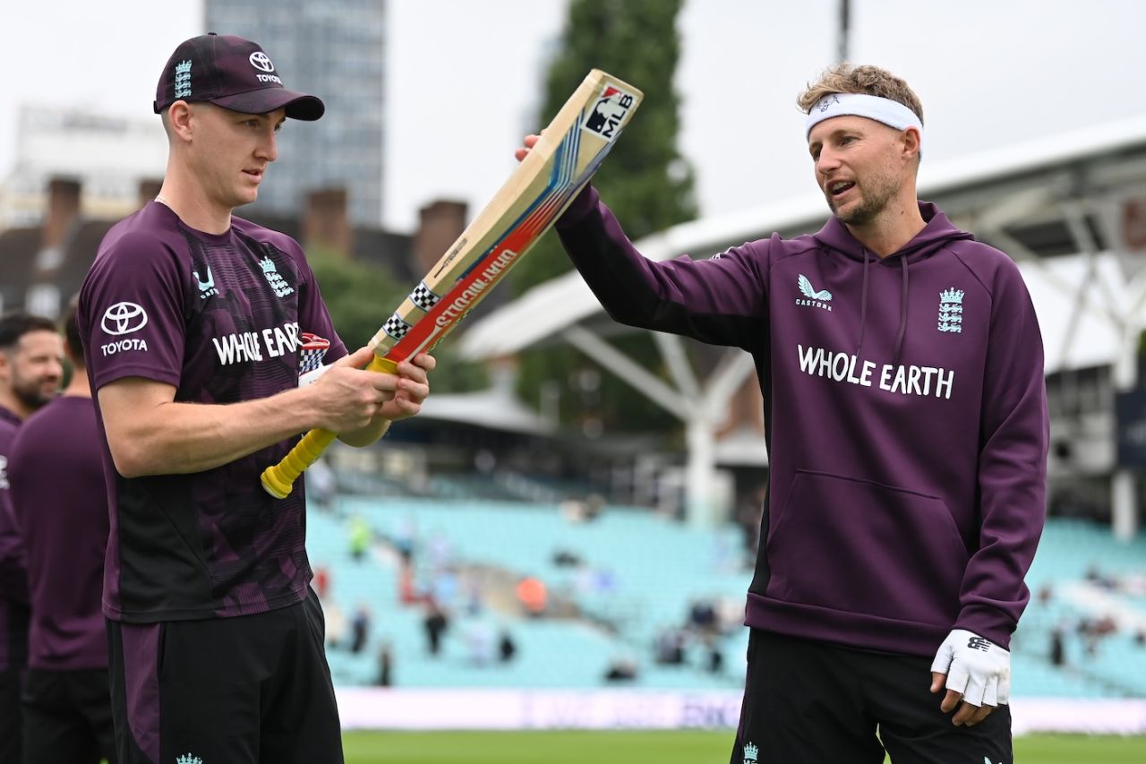Harry Brook and Joe Root inspect a bat before toss, England vs India, 5th Test, 1st day, The Oval, July 31, 2025