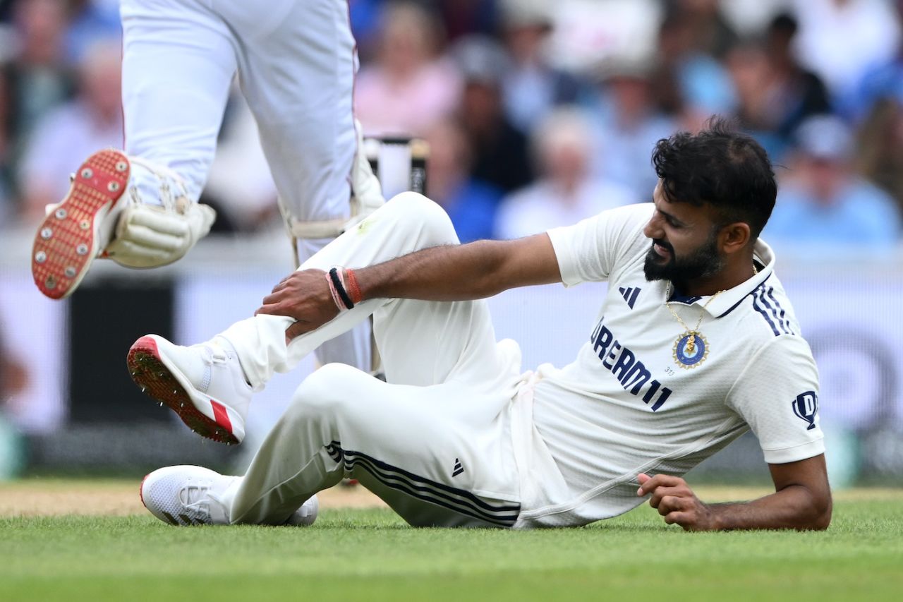 Akash Deep was hit on the shin in the final over of the first session, England vs India, 5th Test, The Oval, 4th day, August 3, 2025
