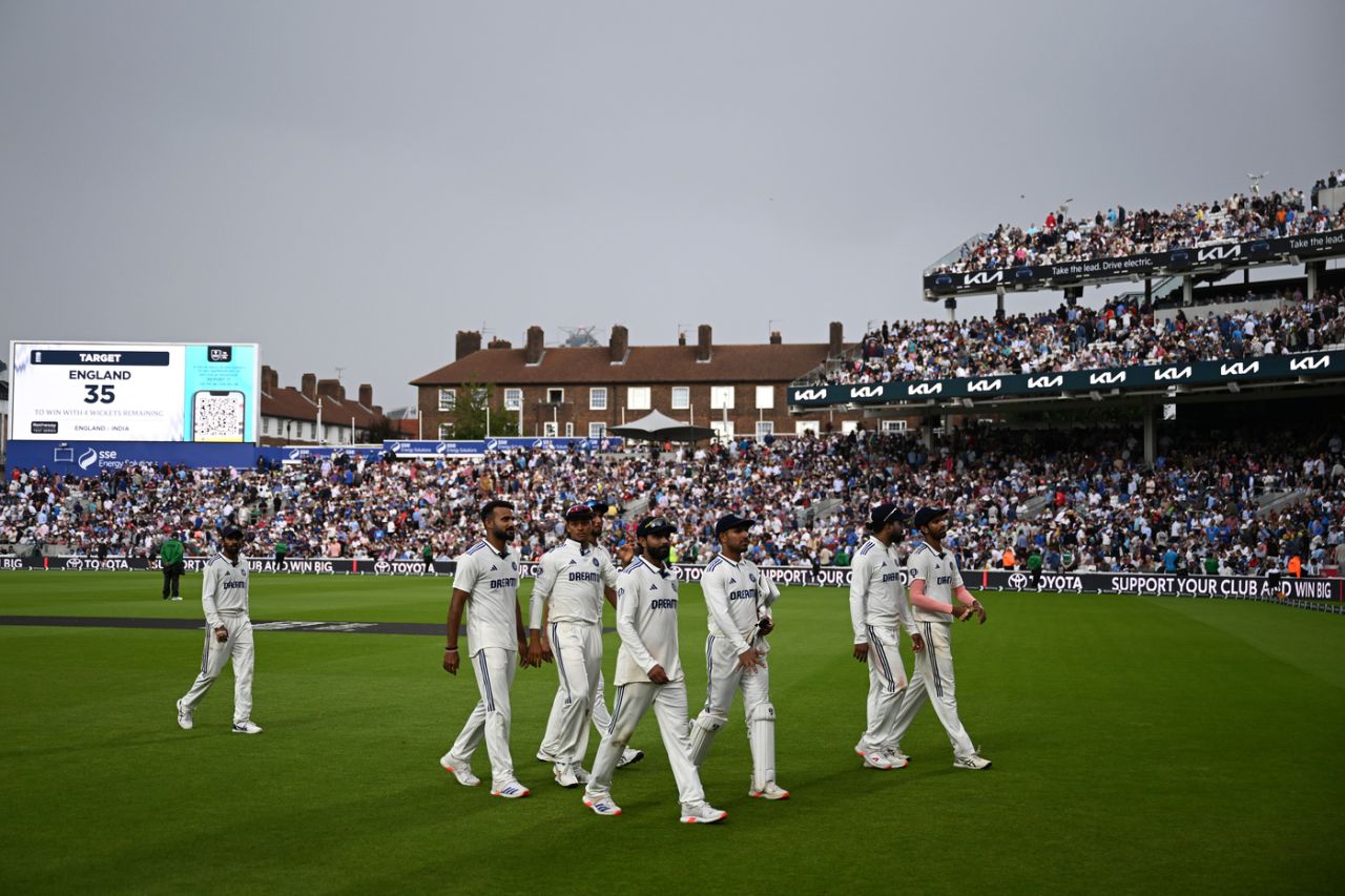 The players go off due to bad light with the match in the balance, England vs India, 5th Test, 4th Day, The Oval, August 3, 2025