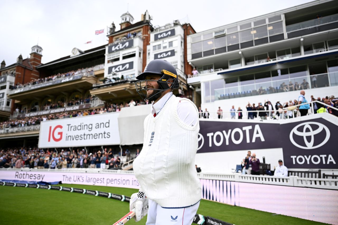 Chris Woakes walks out to bat with an arm in a sling, England vs India, 5th Test, 5th day, The Oval, August 4, 2025