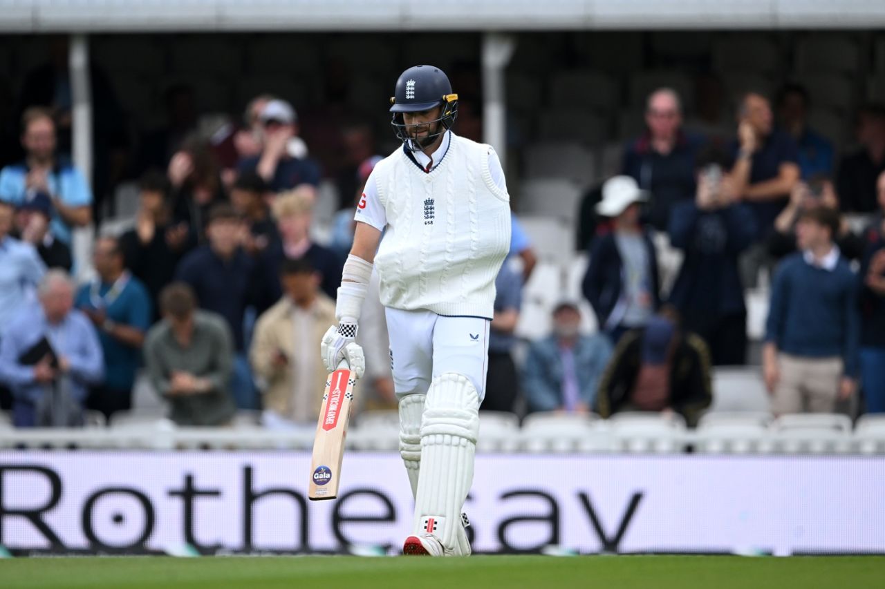 Chris Woakes comes out to bat with his left arm in a sling, England vs India, 5th Test, 5th day, The Oval, August 4, 2025
