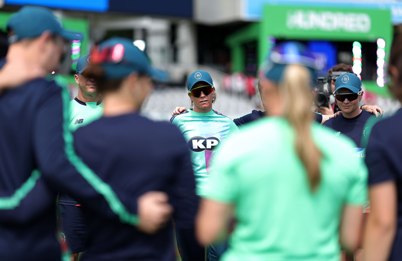 Lauren Winfield-Hill joins the Oval Invincibles huddle, London Spirit vs Oval Invincibles, Women's Hundred, Lord's, August 5, 2025