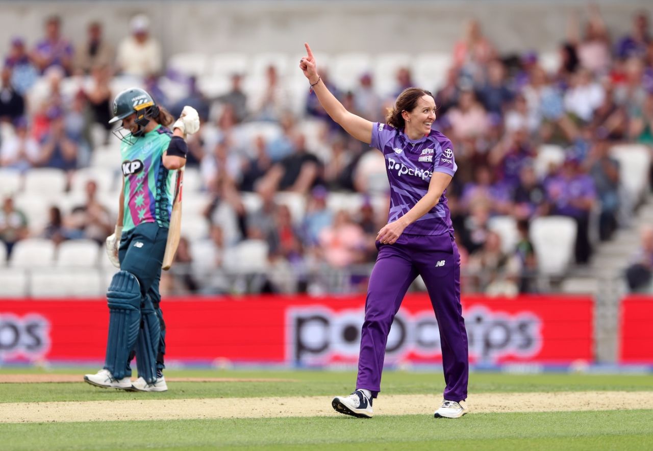 Kate Cross took two wickets and bowled a frugal spell, Northern Superchargers vs Oval Invincibles, Women's Hundred, Leeds, August 23, 2025