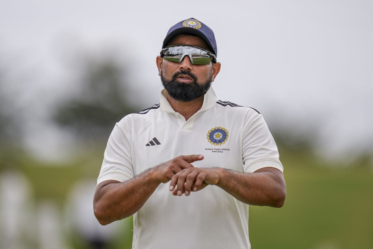 Mohammed Shami wants to know the time, East Zone vs North Zone, Duleep Trophy. quarter-final, Bengaluru, 3rd day, August 30, 2025