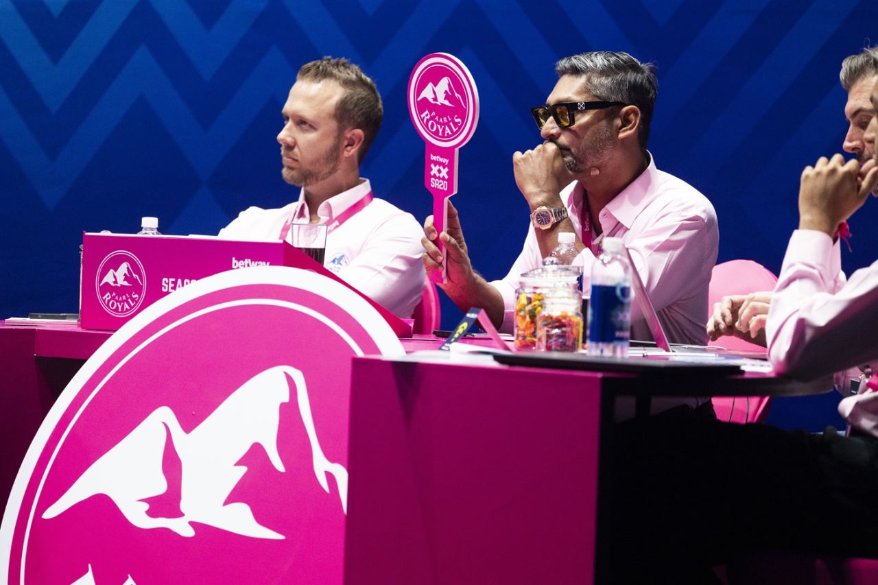 Kumar Sangakkara raises the paddle for Paarl Royals, Johannesburg, September 9, 2025