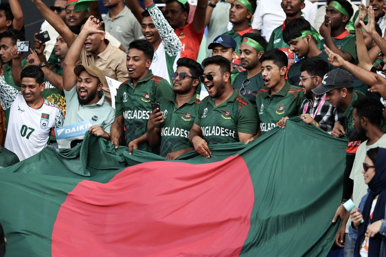 শ্রীলঙ্কার বিপক্ষে শ্রীলঙ্কার বিপক্ষে বাংলাদেশের বিপক্ষে তাদের দলের ম্যাচের উপস্থিতিতে বাংলাদেশ ভক্তরা, এশিয়ান মেন কাপ, আবুধাবি, ১৩ ই সেপ্টেম্বর, ২০২৫