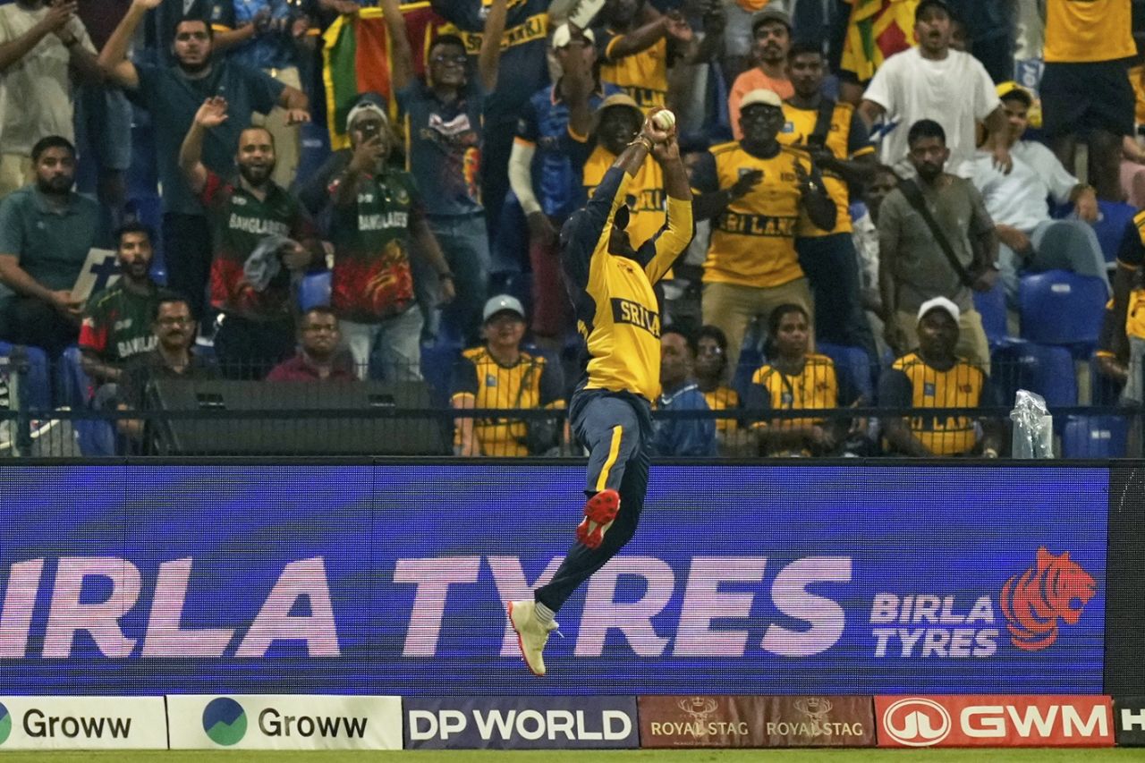 Kusal Perera took a tumbling catch on the boundary, Afghanistan vs Sri Lanka, Men's T20 Asia Cup, Abu Dhabi, September 18, 2025