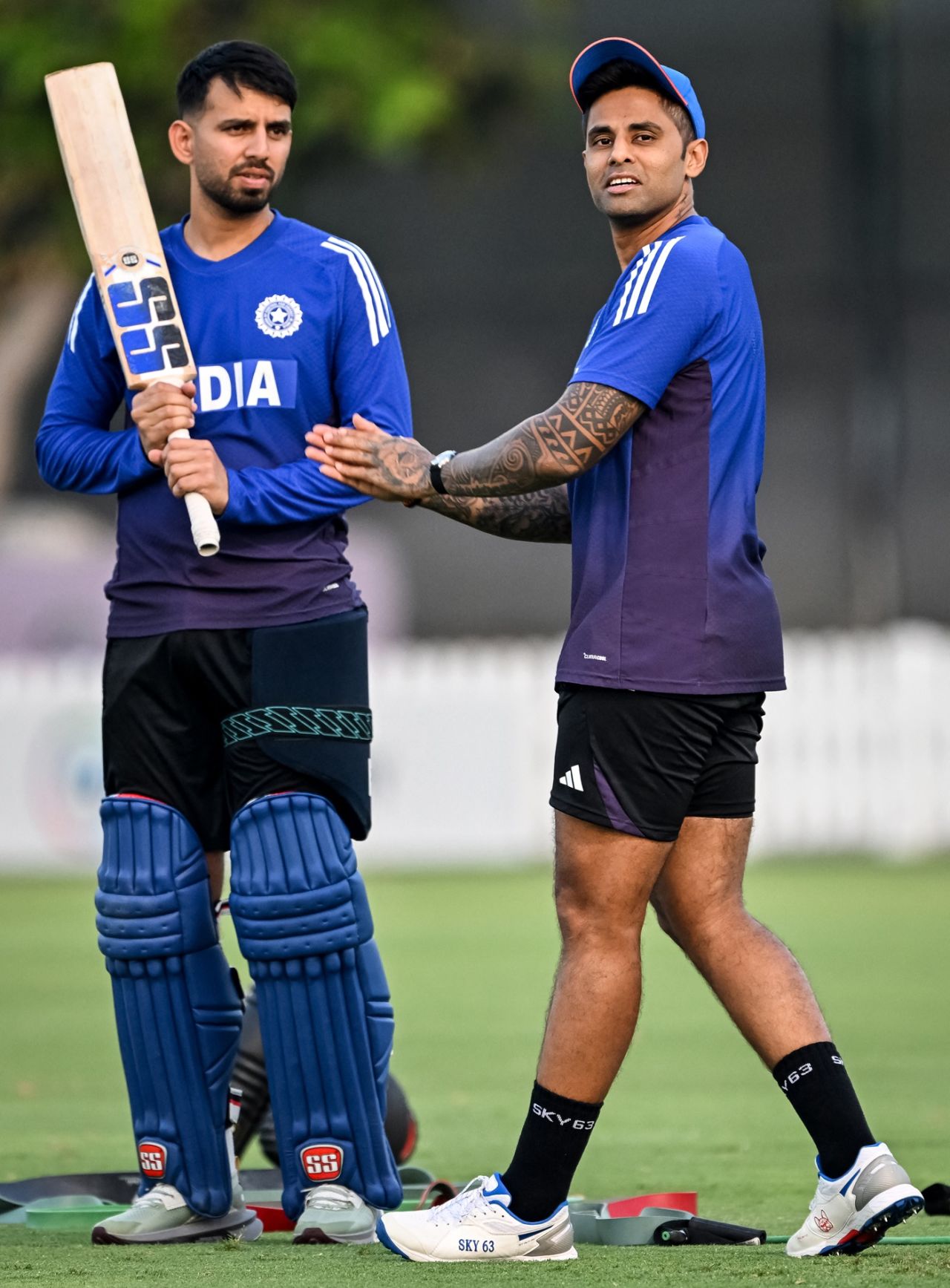 Jitesh Sharma has a chat with Suryakumar Yadav, Abu Dhabi, September 18, 2025