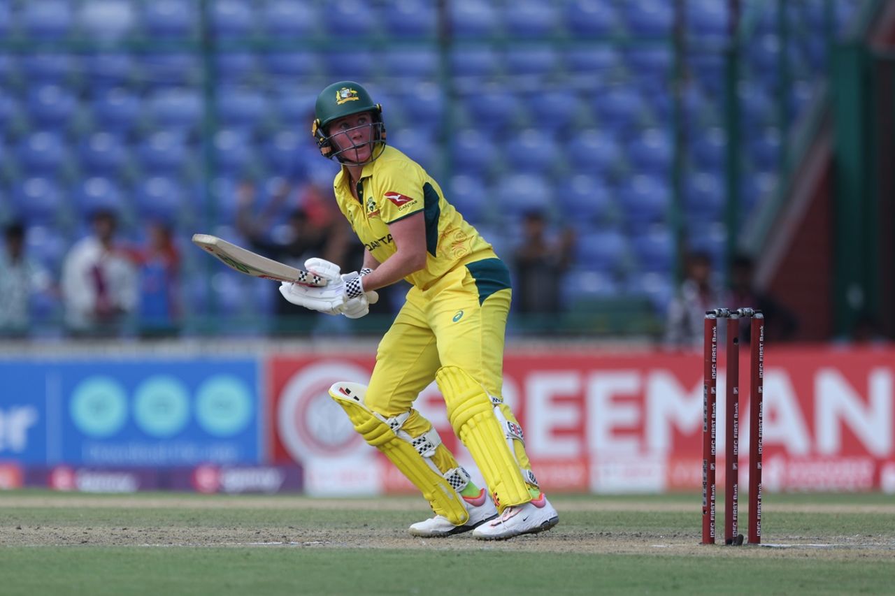 Beth Mooney grips the neck of the bat with her bottom hand while playing the reverse lap, India vs Australia, 3rd women's ODI, Delhi, September 20, 2025