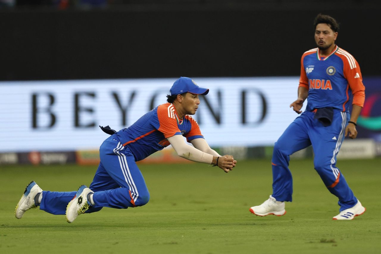 After dropping two chances Abhishek Sharma took an excellent catch to dismiss Saim Ayub, India vs Pakistan, Super Fours, Asia Cup, Dubai, September 21, 2025