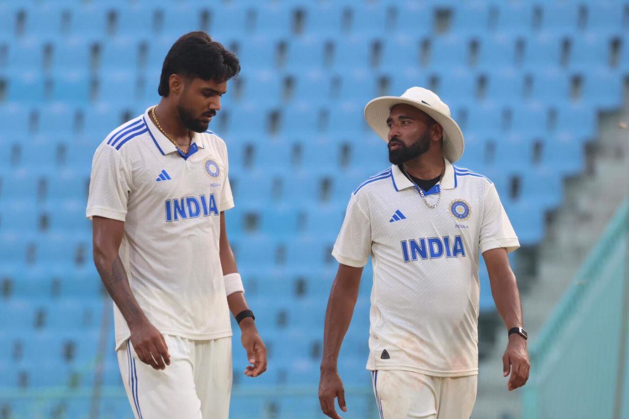 Gurnoor Brar and Mohammed Siraj consult each other in the middle, India A vs Australia A, 2nd unofficial Test, 2nd day, Lucknow, September 24, 2025