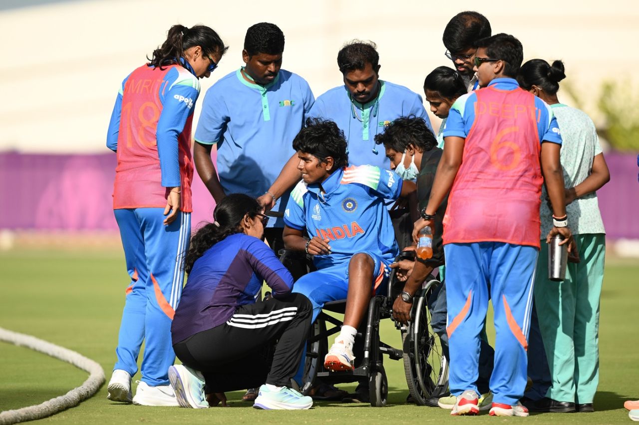 Arundhati Reddy was struck on the knee by a Heather Knight drive, India vs England, ODI Women's World Cup warm-up, Bengaluru, September 25, 2025